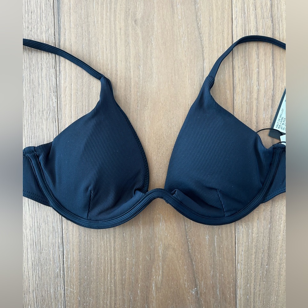 NWT - Garage Ribbed V Wire Swim Top  Size XS
